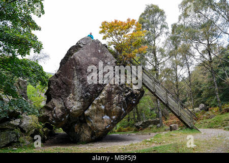 Die Bowder Stein im Borrowdale im Nationalpark Lake District in Cumbria, England Stockfoto