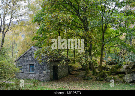 Old Stone Cottage in der Nähe des Bowder Stein im Borrowdale im Nationalpark Lake District in Cumbria, England Stockfoto