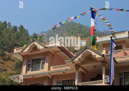 Bunte Gebetsfahnen auf einem Dach in Syabru Besi, Nepal. Stockfoto