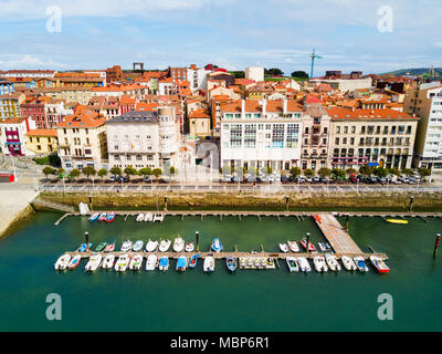 Gijon marina Antenne Panoramablick. Gijon ist die größte Stadt in Asturien in Spanien. Stockfoto