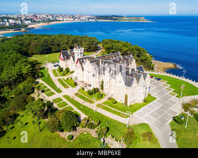 Magdalena Palast oder der Palacio de la Magdalena Antenne Panoramablick. Es ist ein Palast, der auf die Magdalena Halbinsel im Stadtzentrum Santander, Spanien befindet. Stockfoto