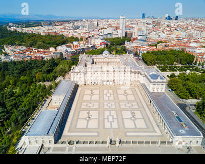 Der Königliche Palast von Madrid Antenne Panoramablick. Palacio Real de Madrid ist die offizielle Residenz der spanischen Königsfamilie in Madrid, Spanien Stockfoto