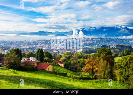 Oviedo Stadt Antenne Panoramablick Sonnenuntergang Blick von der Kirche Santa Maria del Naranco Aussichtspunkt in der Nähe von Oviedo, Spanien Stockfoto