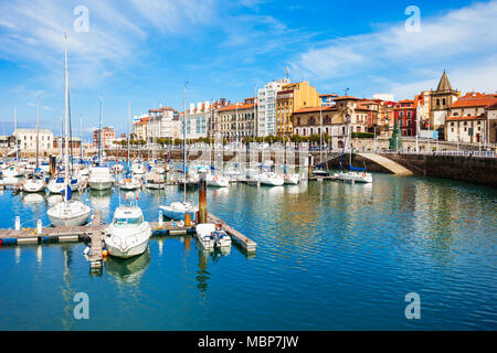 Gijon Marina mit Yachten. Gijon ist die größte Stadt in Asturien in Spanien. Stockfoto