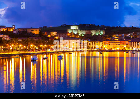 San Vicente de la Barquera ist eine kleine mittelalterliche Stadt in der Region Kantabrien im Norden Spaniens Stockfoto
