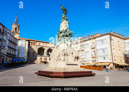 Denkmal für die Schlacht oder La Batalla de Vitoria und die Kirche von San Miguel an der Virgen Blanca Square in Vitoria-Gasteiz, Spanien Stockfoto