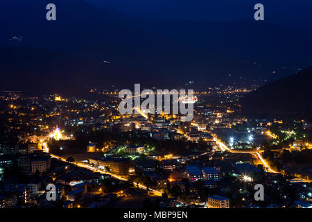 Thimphu in der Nacht von der Straße Reise nach Bhutan im Himalaya Stockfoto