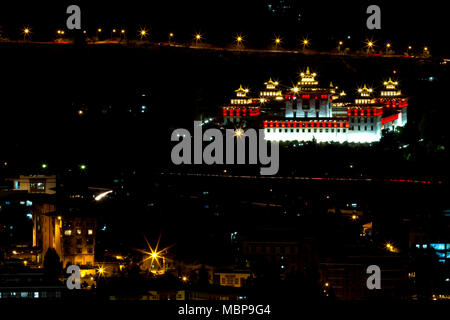 Thimphu Tashichho Dzong von Leuchten in der Nacht von der Straße Reise nach Bhutan im Himalaya. Stockfoto