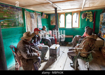 Leute genießen Kaffee um Bukhari in kleinen Haus an der Straße Reise nach Bhutan im Himalaya Stockfoto