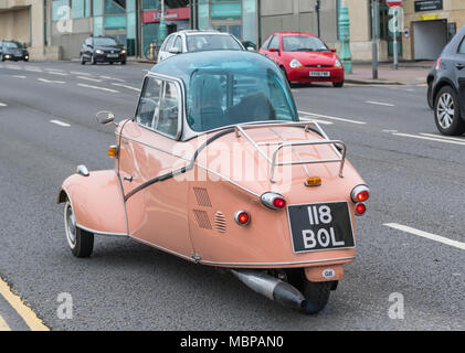 200 CC Rosa 3 Messerschmitt classic Bubble Car von 1960 auf einer britischen Straße in England, Großbritannien angetrieben wird. Stockfoto