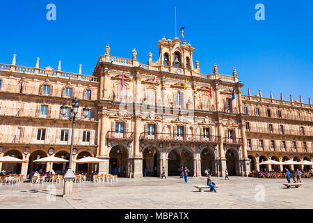 SALAMANCA, SPANIEN - 22. SEPTEMBER 2017: Die Plaza Mayor oder Main Square ist ein großer Platz im Zentrum von Salamanca, als öffentlicher Platz, Sp verwendet Stockfoto