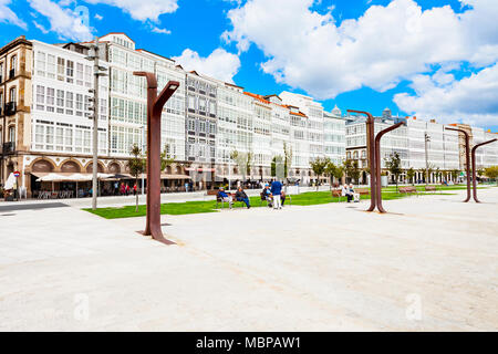 A Coruña, Spanien - 24. SEPTEMBER 2017: Traditionelle galizische Häuser am Ufer im Zentrum der Stadt A Coruña in Galicien, Spanien Stockfoto