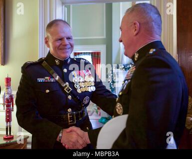 Kommandant des Marine Corps Gen. Robert B. Neller, Links, schüttelt Hände mit Stellvertretender Kommandant des Marine Corps, Gen. Glenn M. Walters vor 2018 Überraschung Serenade am Haus des Kommandanten, Washington, D.C., Jan. 1, 2018. Die überraschung Serenade ist eine Tradition, die zurückreicht bis in die Mitte der-1800, in der die US-Marine Band Musik für den Kommandanten des Marine Corps an seinem Haus am Tag der neuen Jahre durchführt. (U.S. Marine Corps Foto von Sgt. Olivia G. Ortiz) Stockfoto