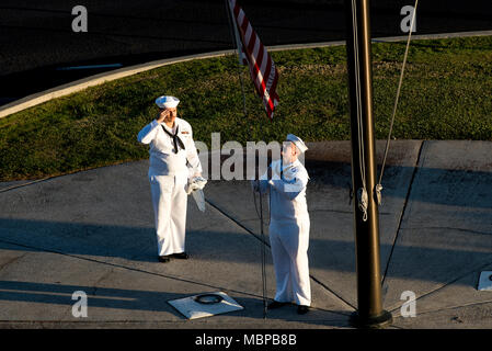 180101-N-QE 566-001 Pearl Harbor - (Jan. 1, 2018) (von links nach rechts) Kulinarische Specialist 2. Klasse Gerado Taddei und Yeoman 2. Klasse Andrew Thompson fliegen die "First Navy Jack' das neue Jahr auf Joint Base Pearl Harbor-Hickam zu starten. Hintere Adm. Brian Fort, Commander, Marine Region Hawaii und Naval Surface Gruppe mitten im Pazifischen Ozean, unter der Regie der Hauptsitz der "First Navy Jack" im gesamten Jahr 2018 zu Ehren der 17 shipmates Wir auf USS Fitzgerald (DDG-62) und USS John S. McCain (DDG-56) verloren und als Erinnerung daran, dass unsere warfighting Kante ist nicht nur zurück, sondern erneuert und mit Zweck geschmiedet. ( Stockfoto