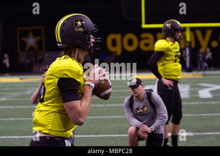 Trevor Lawrence, ein Quarterback von Cartersville High School in Cartersville, GA, Praktiken für die kommende US-Armee All-American Bowl im Alamodome während der Woche zum Fußballspiel, Januar 2, 2018 in San Antonio, Texas. Die US-Armee All-American Bowl ist der Nation premier High School Football Spiel und dient als der überragende Startrampe für Amerikas Zukunft College und NFL Sterne. (U.S. Armee Foto von Sgt. Ian Tal 345 Öffentliche Angelegenheiten Ablösung/Freigegeben) Stockfoto