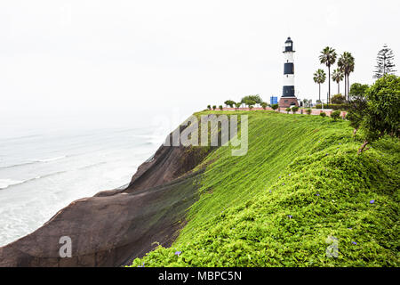 La Marina Leuchtturm (Faro la Marina) ist ein Leuchtturm in Parkland auf hohen Klippen über dem Pazifischen Ozean, Stadtteil Miraflores in Lima, Peru Stockfoto