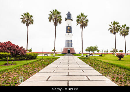 La Marina Leuchtturm (Faro la Marina) ist ein Leuchtturm in Parkland auf hohen Klippen über dem Pazifischen Ozean, Stadtteil Miraflores in Lima, Peru Stockfoto