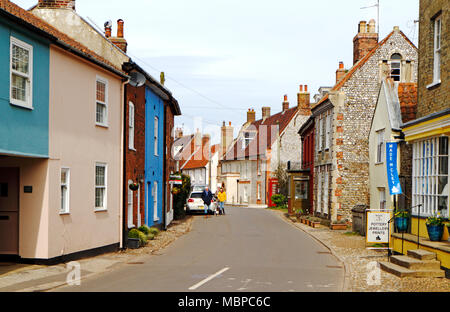 Ein Blick auf die Main A 149 Coast Road, die durch den nördlichen Norfolk Dorf Cley-next-the-Sea, Norfolk, England, Vereinigtes Königreich, Europa. Stockfoto