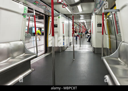 Hongkong - 22. Februar: die U-Bahn am Februar 22, 2012 in Hongkong. Über 90 % der täglichen Reisenden die Benutzung der öffentlichen Verkehrsmittel. Die den höchsten Rang Stockfoto