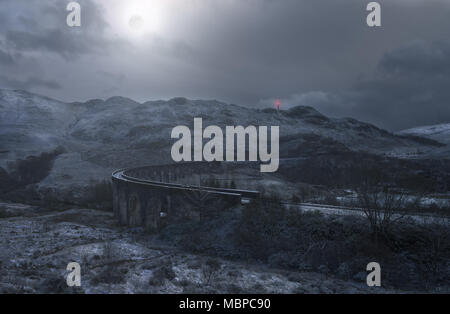 Blick auf einem Berg in Schottland im winter nacht. Stockfoto