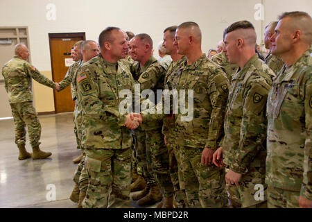 Maj Gen Stephen Hogan, Adjutant General von Kentucky, Händeschütteln mit Soldaten der seiner 613 Mitarbeiter Einrichtungen Loslösung während ihrer Abreise Zeremonie in den Nahen Osten. Stockfoto