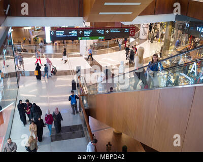 DUBAI, VAE - Dezember, 2017: Die Menschen Einkaufen in der Dubai Mall, eine der grössten in der Welt Stockfoto