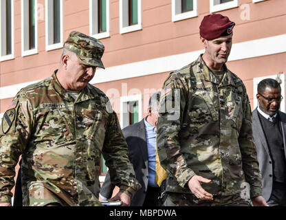 Die US-Armee Europa G3, Brig. Gen. Timothy Daugherty, und 173Rd Airborne Brigade Kommandeur, Oberst James Bartholomees die Rolle der 173Rd Airborne Brigade in einem starken Europa während des allgemeinen Besuch in Vicenza, Italien diskutieren. Stockfoto