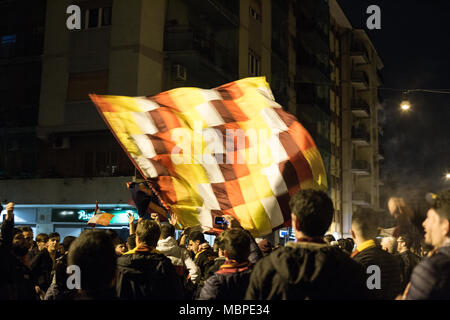 Rom, Italien. 10 Apr, 2018. Die Fans feiern im Stadtteil Testaccio das Erreichen der Champions League Halbfinale der AS Rom nach dem Sieg über Barcelona für drei zu Null. Credit: Matteo Nardone/Pacific Press/Alamy leben Nachrichten Stockfoto