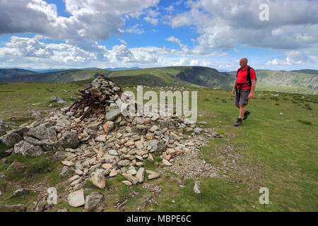 Walker, Gipfel Cairn auf Harter fiel, Mardale Gemeinsame, Nationalpark Lake District, Cumbria County, England, Großbritannien Stockfoto