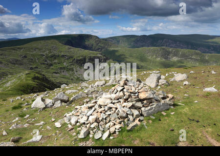 Gipfel Cairn auf Harter fiel, Mardale Gemeinsame, Nationalpark Lake District, Cumbria County, England, Großbritannien Stockfoto