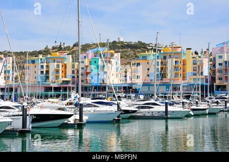 Yachten in der Marina mit Apartments und Waterfront Geschäfte auf der Rückseite, Albufeira, Algarve, Portugal, Europa. Stockfoto