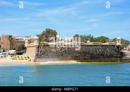 Ansicht der Ponta da Bandeira Fort, am Eingang des Flusses Bensafrim, Lagos, Algarve, Portugal, Europa. Stockfoto