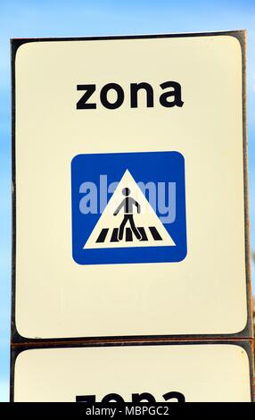 Fußgängerzone Zeichen zeigt eine Person auf einem Zebrastreifen, Lagos, Algarve, Portugal, Europa. Stockfoto
