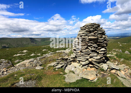 Cairns auf Artle Crag, Branstree fiel, Mardale Gemeinsame, Nationalpark Lake District, Cumbria County, England, Großbritannien Stockfoto