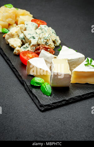 Käseplatte mit verschiedenen Käsesorten Camembert, Brie, Blau Parmesan Käse Stockfoto