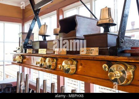 Altmodische Signalanlagen arbeiten im Vintage-Signalkasten, Severn Valley Railway, Highley Station. Heritage Railways Großbritannien. Stockfoto