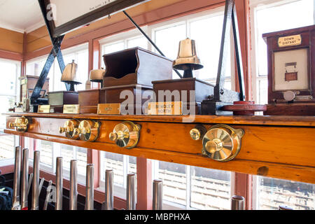 Altmodische Signalanlagen arbeiten im Vintage-Signalkasten, Severn Valley Railway, Highley Station. Heritage Railways Großbritannien. Stockfoto