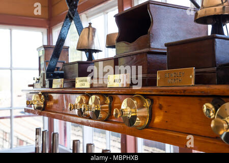 Altmodische Signalanlagen arbeiten im Vintage-Signalkasten, Severn Valley Railway, Highley Station. Heritage Railways Großbritannien. Stockfoto