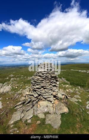 Cairns auf Artle Crag, Branstree fiel, Mardale Gemeinsame, Nationalpark Lake District, Cumbria County, England, Großbritannien Stockfoto