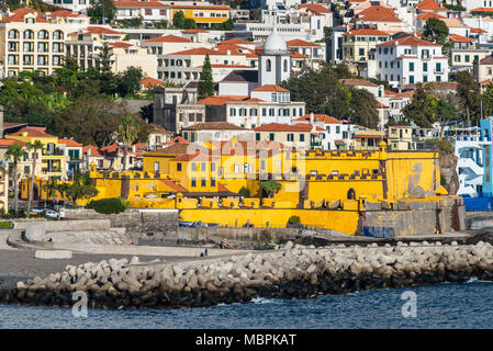 Funchal, Portugal - Dezember 10, 2016: Gelbe Festung von der Sao Tiago Fort in Funchal, Madeira, Portugal. Es hat sich seit 1992 Stockfoto