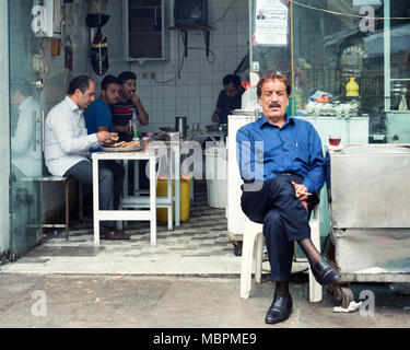 Iranische Straße: restaurant Inhaber Porträt, Gorgan, Iran Stockfoto