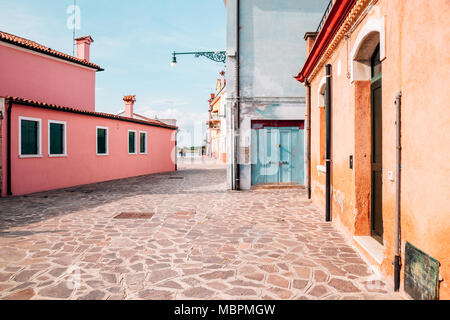 Farbenfrohe Gebäude und Straßen in Insel Burano, Venedig, Italien Stockfoto
