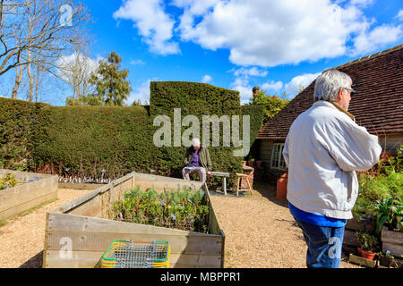 Great Dixter Baumschule und Gift Shop ist ein interessanter Teil der Gärten im Great Dixter im frühen Frühling, Ewhurst, East Sussex, Großbritannien Stockfoto