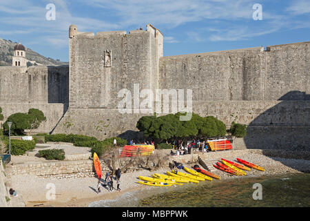 Stadtmauer in der Nähe von Pile Gate, Altstadt, Dubrovnik, Kroatien Stockfoto