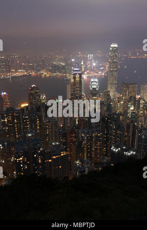 Skyline von Hong Kong und den Victoria Harbour vom Victoria Peak auf der Insel Hongkong, SAR China gesehen Stockfoto