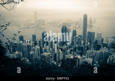 Skyline von Hong Kong und den Victoria Harbour vom Victoria Peak auf der Insel Hongkong, SAR China gesehen Stockfoto