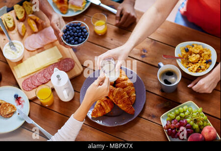 Personen mit Frühstück in der Tabelle mit Nahrungsmitteln Stockfoto