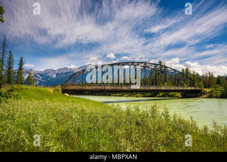 Brücke über dem Fluss Athabasca in Jasper National Park, Kanada Stockfoto