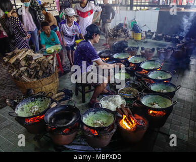Eine Giang, Vietnam - Sep 2, 2017. Ein Mann, der traditionelle Kuchen in einem Giang, Vietnam. Eine Giang ist eine Provinz im südlichen Vietnam, Kambodscha grenzt. Stockfoto