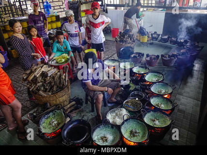 Eine Giang, Vietnam - Sep 2, 2017. Ein Mann, der traditionelle Kuchen in einem Giang, Vietnam. Eine Giang ist eine Provinz im südlichen Vietnam, Kambodscha grenzt. Stockfoto